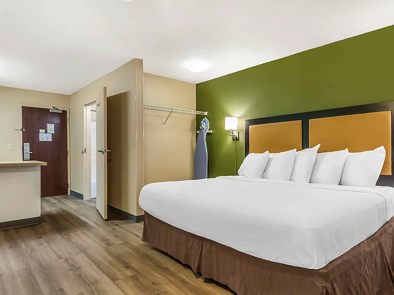 1 Bedroom Suite - 1 King Bed
