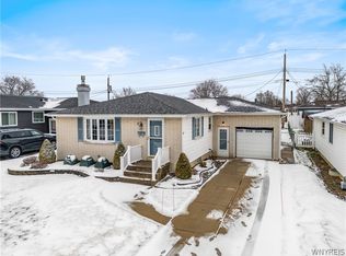 17 Oakwood Dr, Cheektowaga, NY 14227