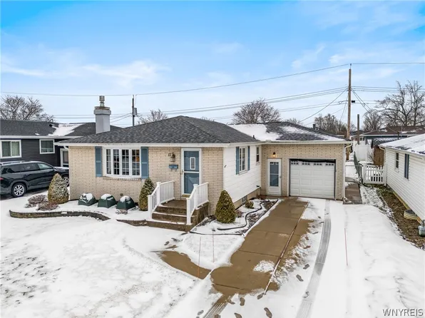 17 Oakwood Dr, Cheektowaga, NY 14227