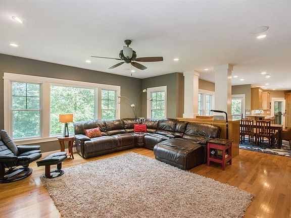 3rd image of 2542 Cottonwood Ct NE