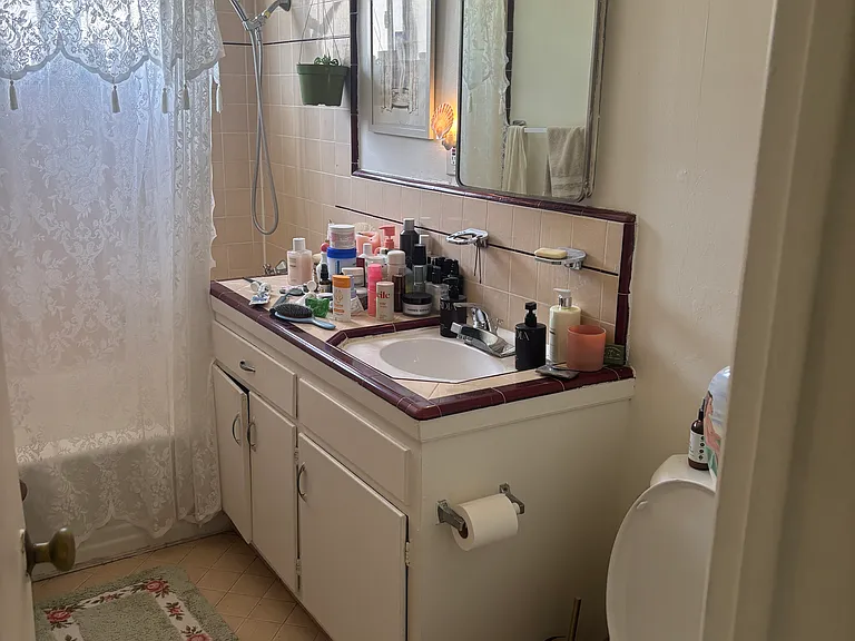 2135 N Beachwood Dr — Photo 10