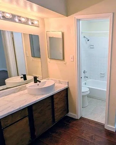 1 bed, 1.0 bath, 781 sqft, $1,220 — Photo 2
