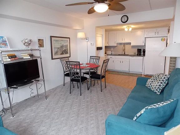 4th image of 1900 Boardwalk Unit 709