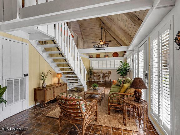 3rd image of 8332 Makiki Dr