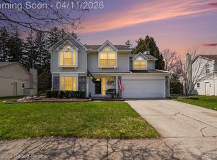 959 S Parkwood Dr, South Lyon, MI