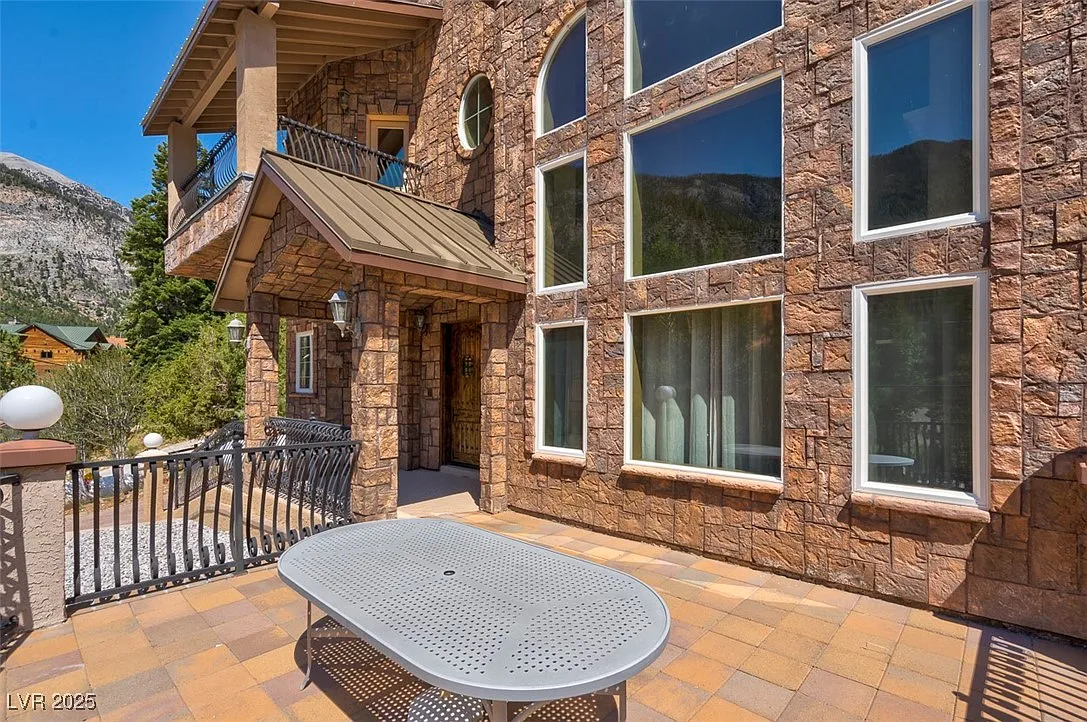 5 bed, 4.0 bath, 4510 sqft, $7,900 — Photo 4