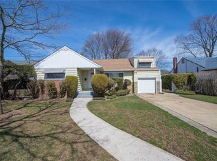 207 Hamilton Ave, Massapequa, NY 11758