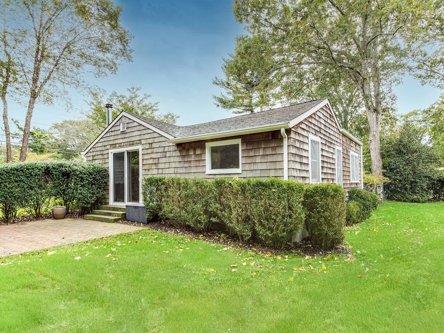 Classic East Hampton Cottage — Photo 3