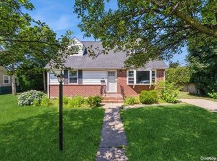 14 Sicardi Pl, Carle Place, NY 11514