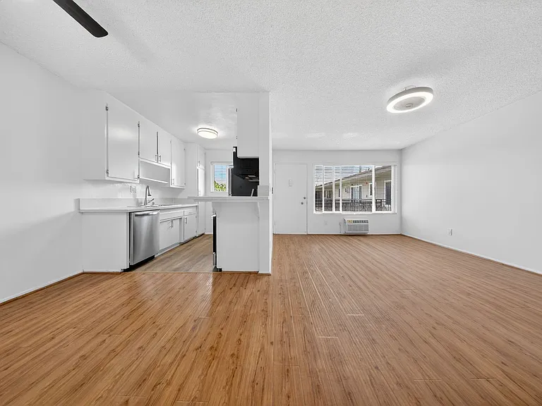 5715 Vineland Ave — Photo 17