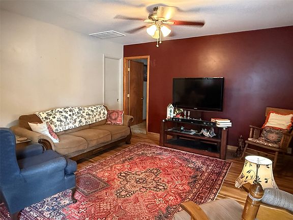 4th image of 305 W 40th Pl