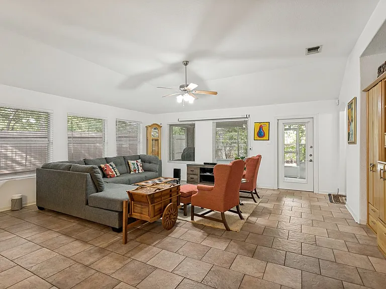 10 Oakwell Farms Pkwy — Photo 6