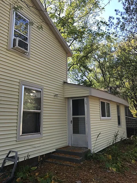 private entrance to apartment - 108 3rd St #2