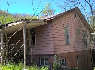 809 Farley Ave, Mullens, WV 25882