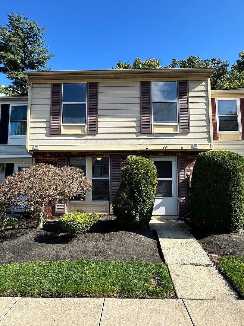 Well maintained 3 Bedroom 2.5 Bathroom Townhouse is the desirable Kings Grant neighborhood in Mar... — Photo 1