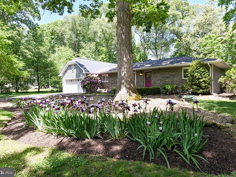 14 Oak Ln — Photo 59