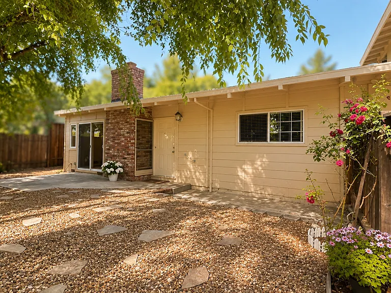 1594 Morgan Ln #A — Photo 2