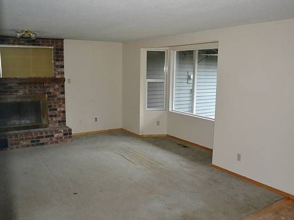 Living room w/fireplace