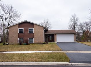2811 Cooper Ct, Woodridge, IL 60517