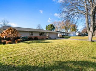 562 Larry Ln, Green Bay, WI 54311