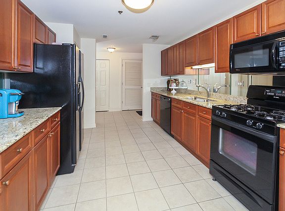 3rd image of 865 E 22nd St APT 126