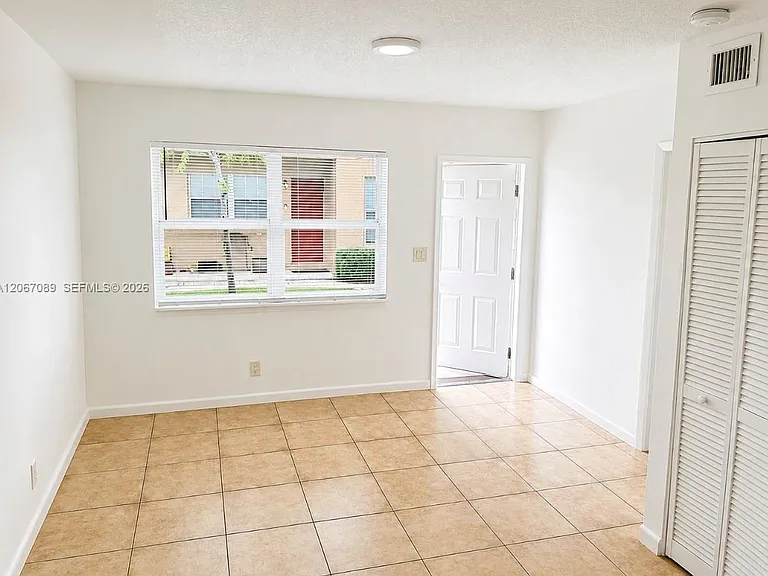272 SW 3rd St #A-D — Photo 2