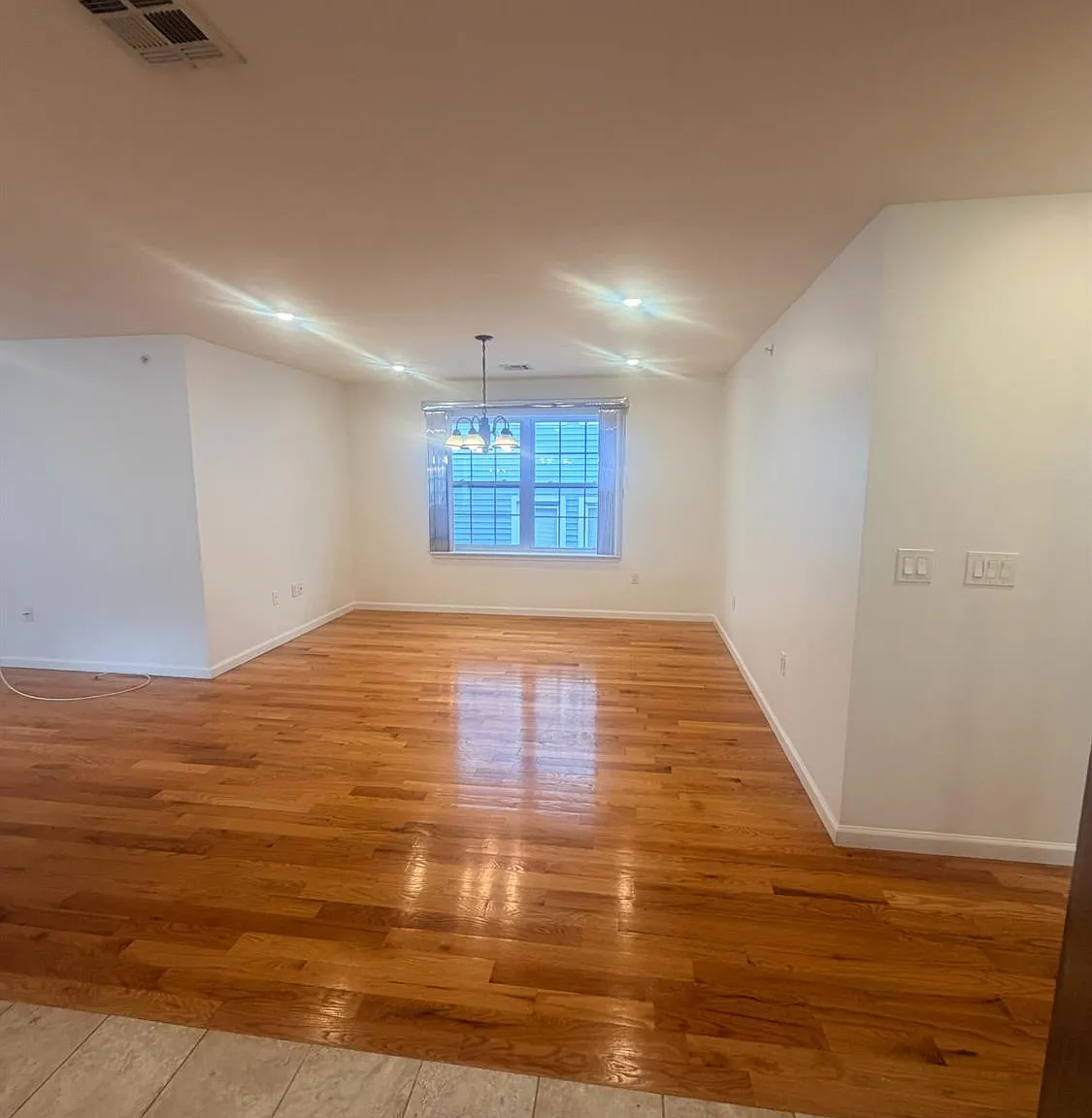 3 bed, 2.0 bath, 4320 sqft, $2,900 — Photo 4