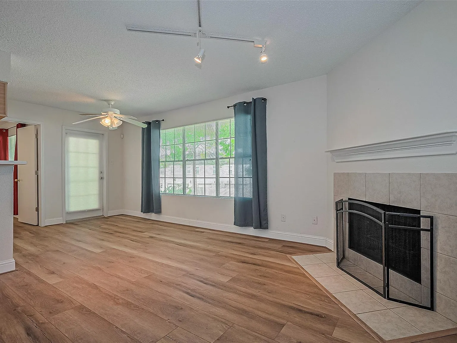 2 bed, 2.0 bath, 952 sqft, $1,400 — Photo 4