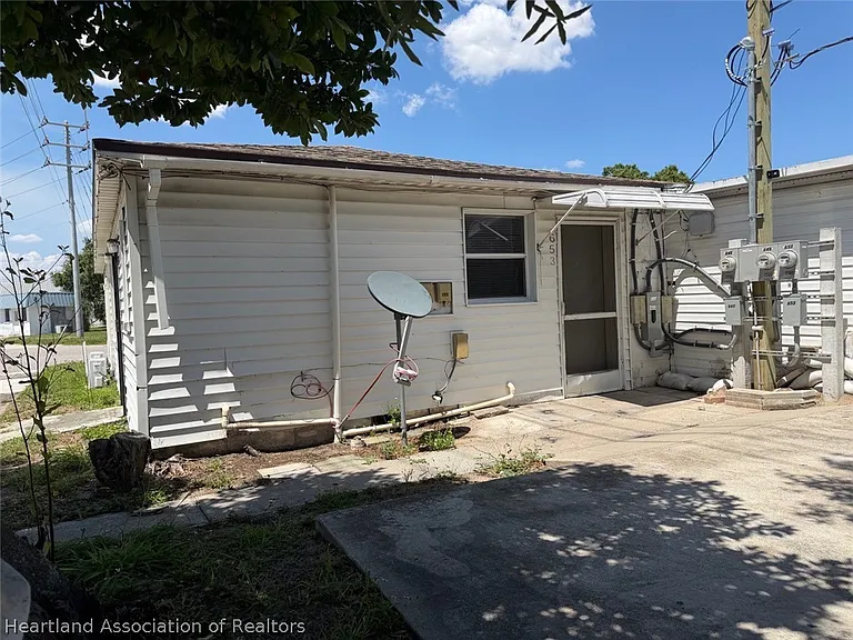 649 N Pine St — Photo 2
