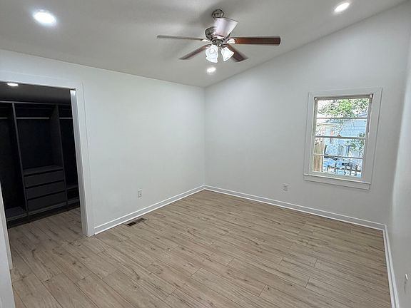 3rd image of 420 Sellwood Cir
