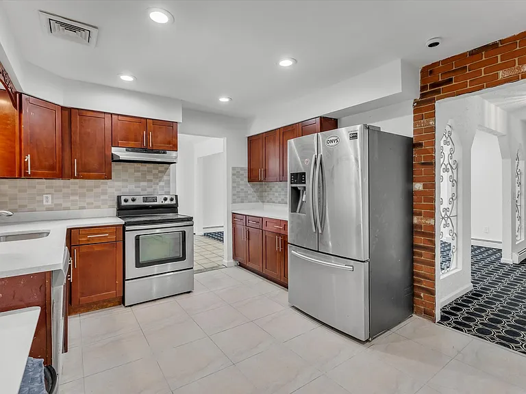 217 Bellerose Ave — Photo 7