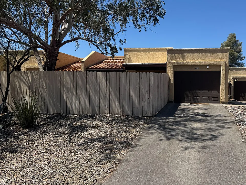 4252 W Pyracantha Dr