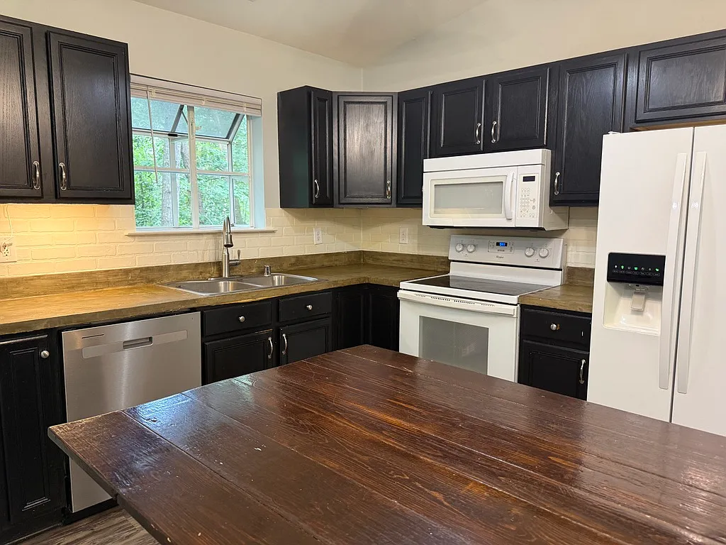 4 bed, 1588 sqft, $2,450 — Photo 4