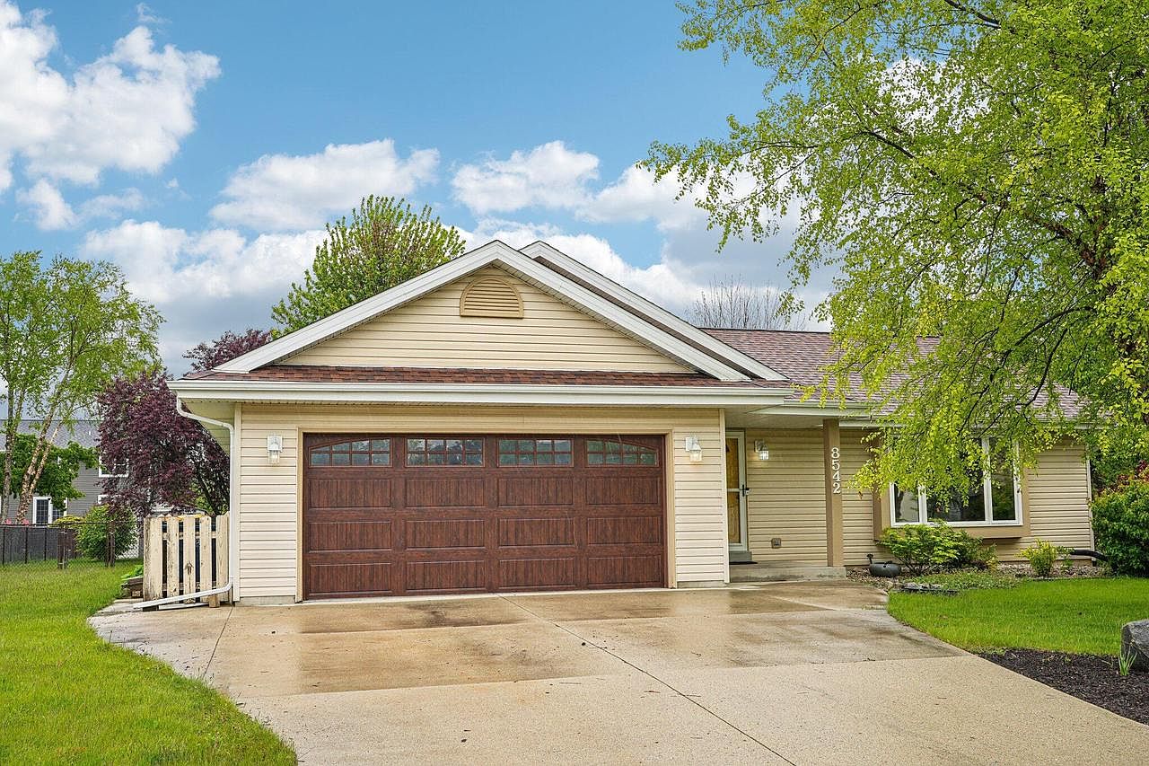 8542 South Cortland DRIVE, Oak Creek, WI 53154 | Zillow