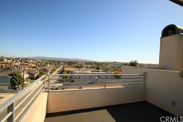 Outrageous city lights and Palos Verdes views from this top of the hill location! Deck off the loft 