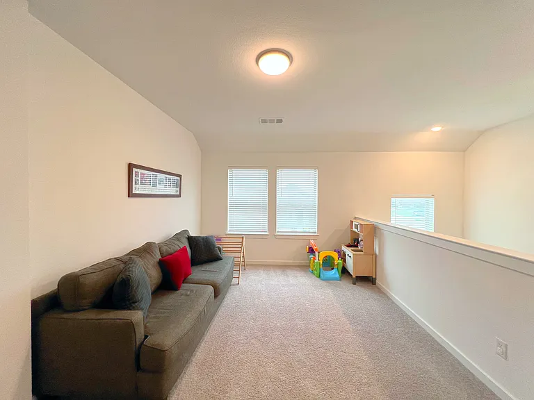 2410 Doncaster Dr — Photo 13