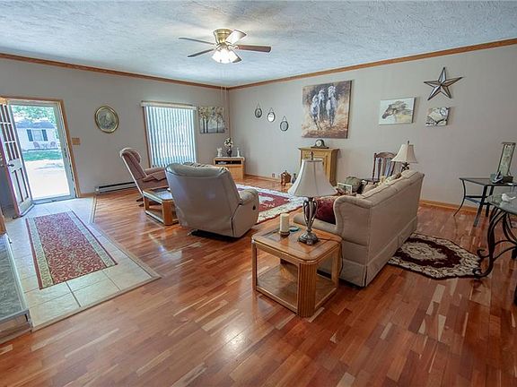 3rd image of 1004 Meadow Ln