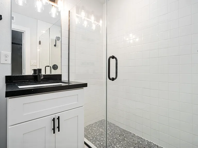 606 Harold St — Photo 7