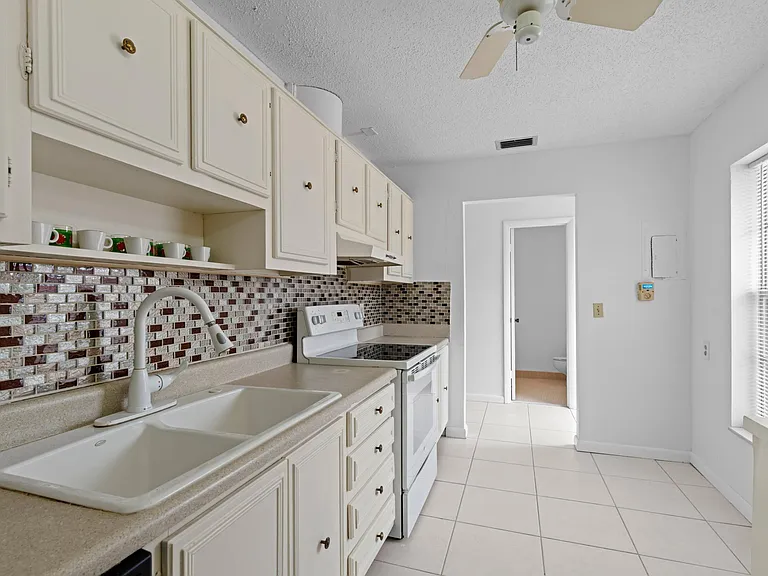 315 Cape Cod Cir #B — Photo 6