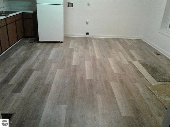 4th image of 205 Lakeshore Dr