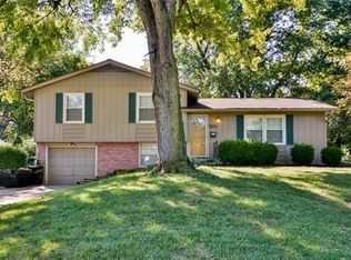 6913 Halsey Dr, Shawnee, KS 66216