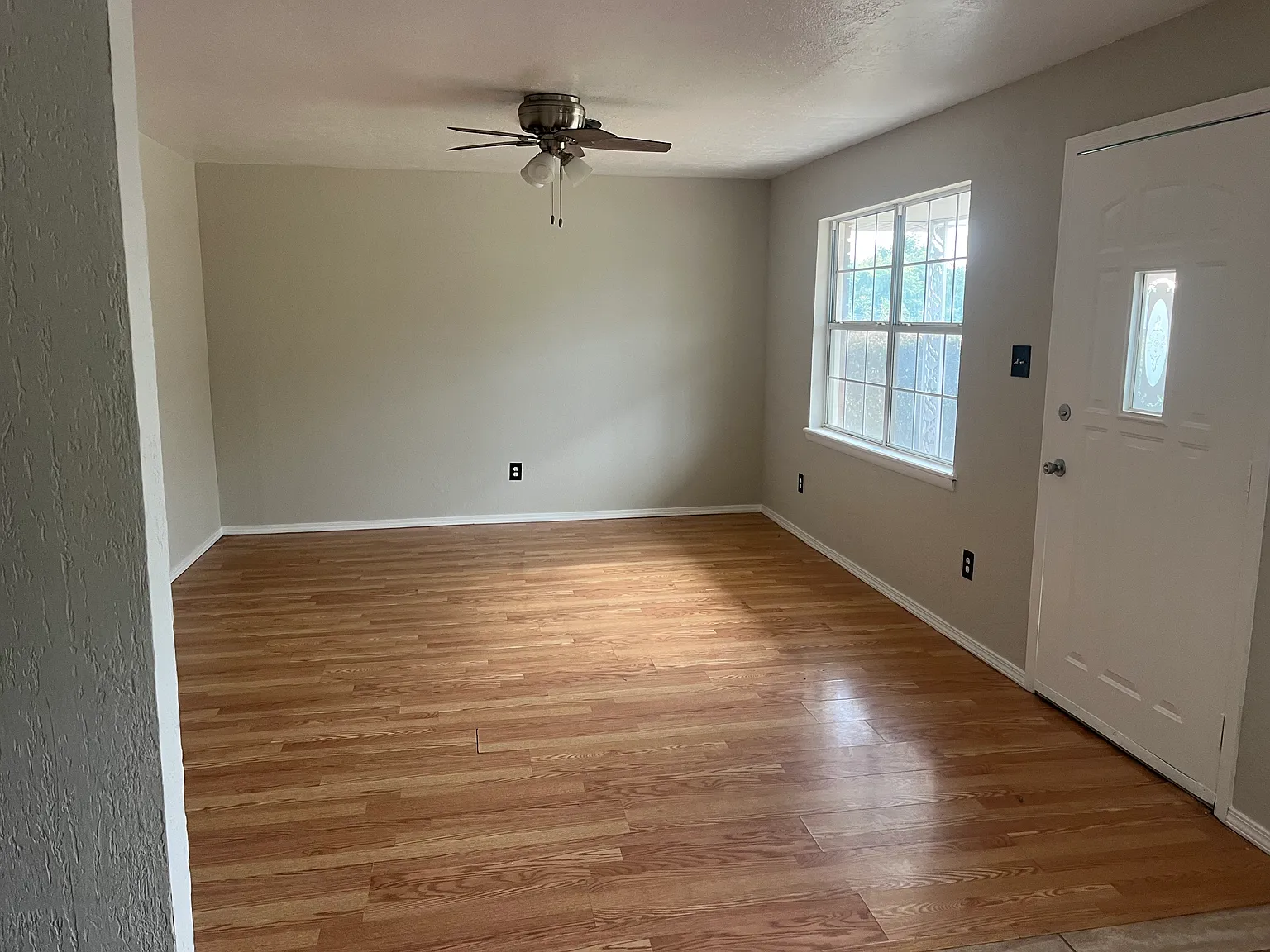 4 bed, 1200 sqft, $1,400 — Photo 2