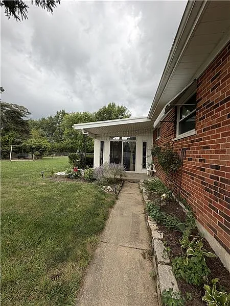 3 bed, 2.5 bath, 1600 sqft, $2,300 — Photo 3