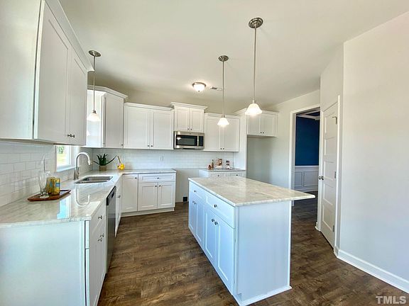 5th image of 321 Glenn Laurel Dr