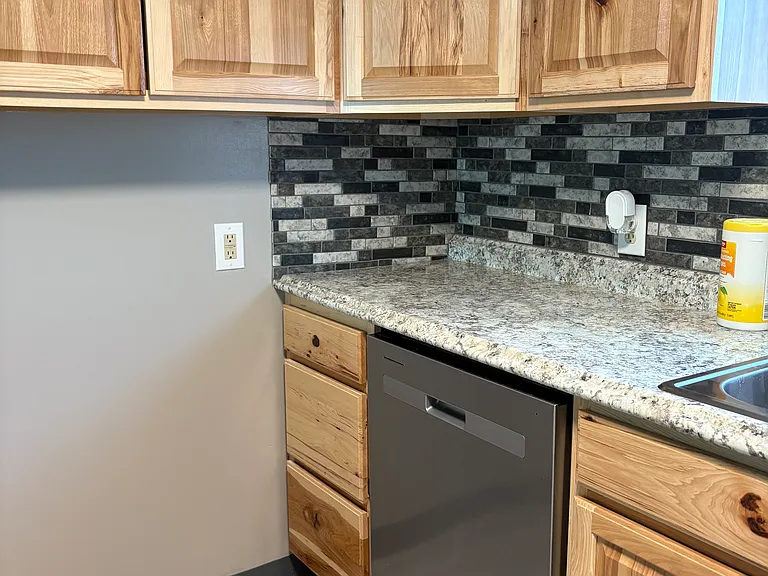 1013 Winslow Ave — Photo 5