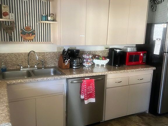Stainless appliances stay