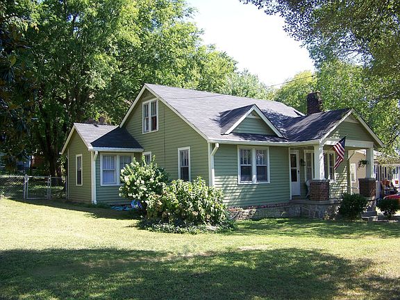 large front yard, fenced back yard