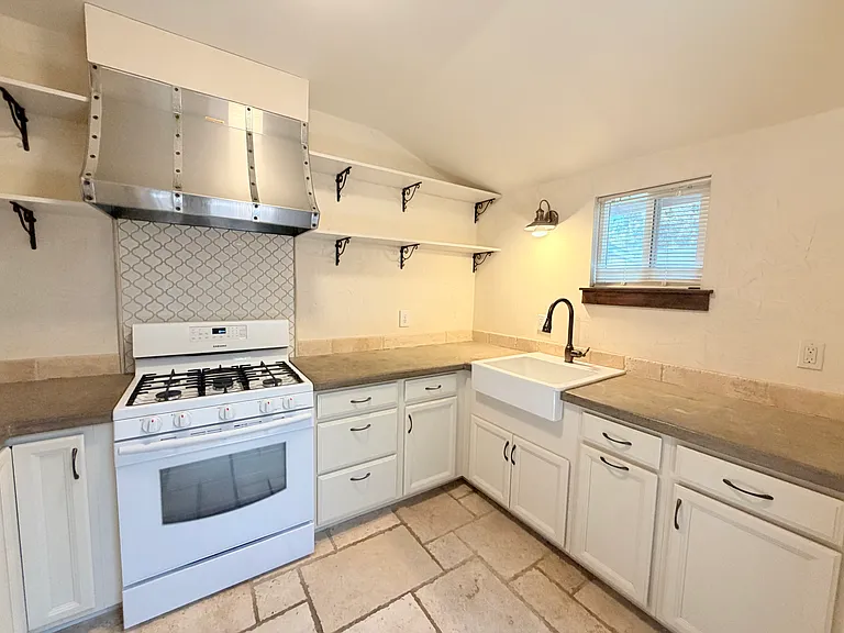 208 Circuit Dr #1 — Photo 4