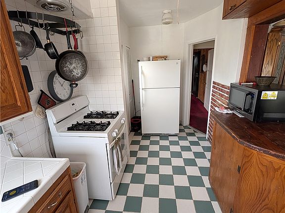 5th image of 3816 Walnut Ave