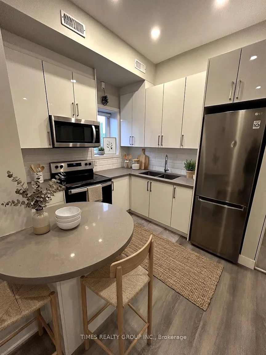 728 Queen St E #5 photo 1
